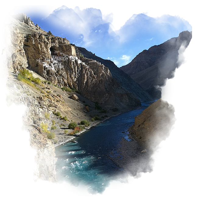 Vallée du zanskar et son fleuve en été