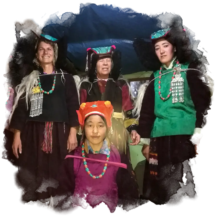 Femmes habillées pour le festival du zanskar