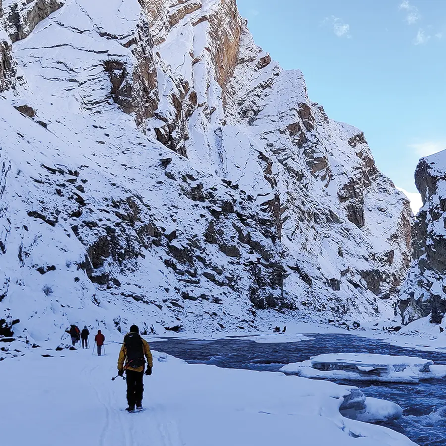 Trekkeur dans un petit groupe de randonneur lors d'un trekking hivernal au zanskar
