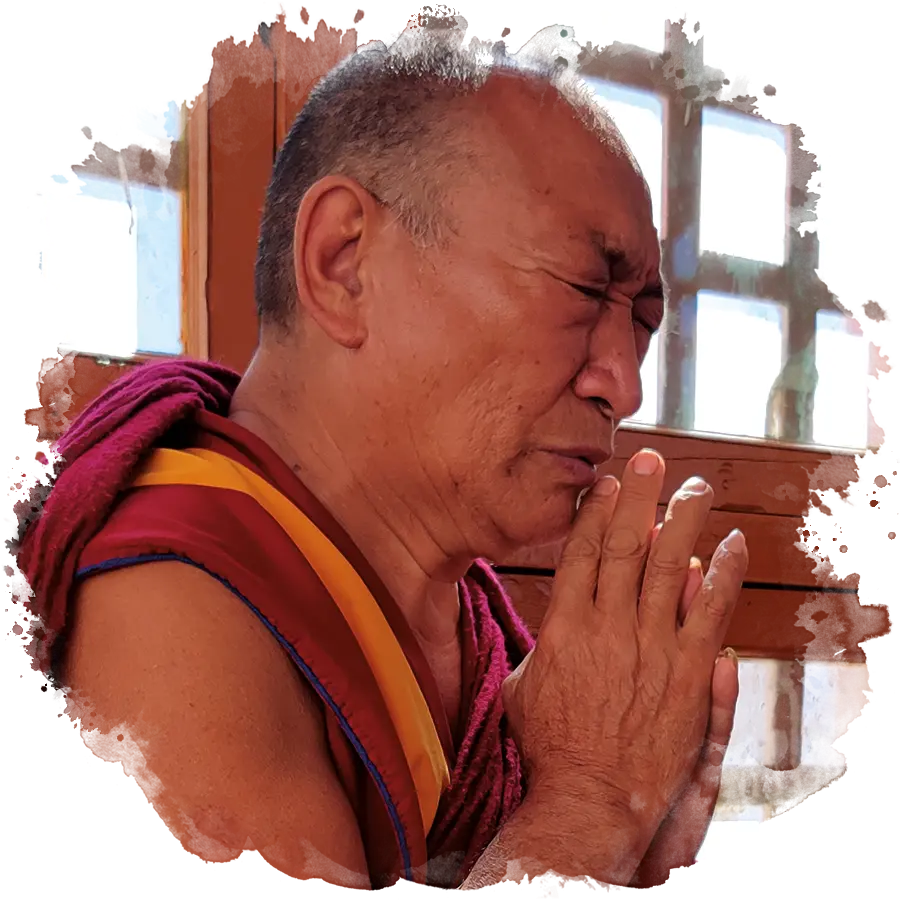 Moine bouddhiste du zanskar réalisant sa prière